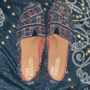 TOMS SIZE 9 WOMENS